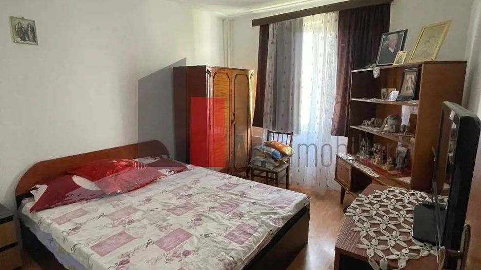 vand apartament 3 camere - Poză 2