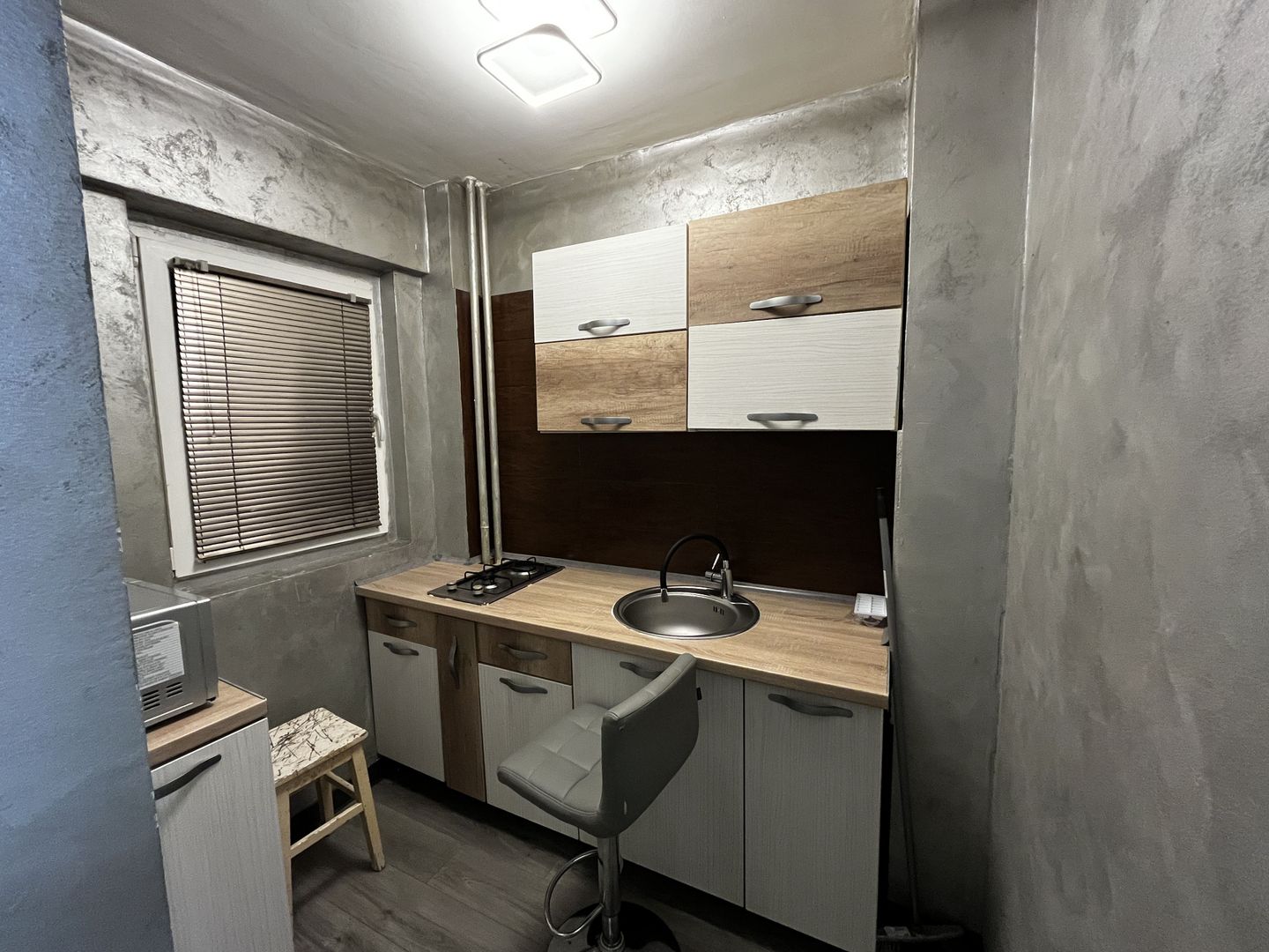 Garsonieră renovată 2025, parter, mobilată complet, zona Titan - Poză 5