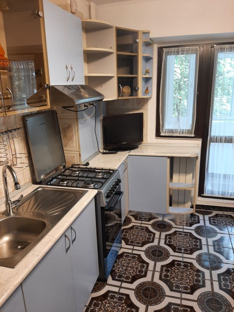 Închiriez apartament 2 camere, Decebal, mobilat, loc de parcare - Poză 5