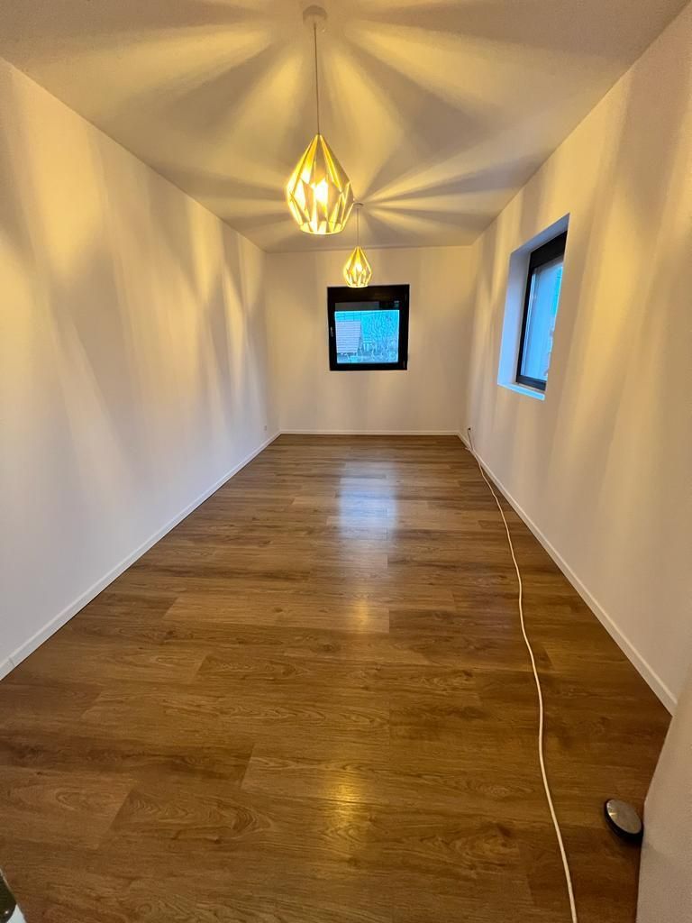 Locuinta moderna spatioasa cu garaj - Poză 18