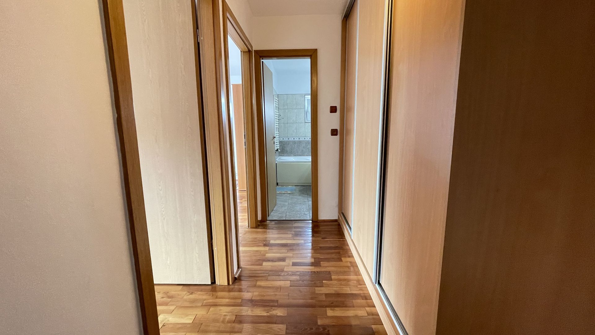 Apartament spatios cu trei camere si garaj - Poză 8