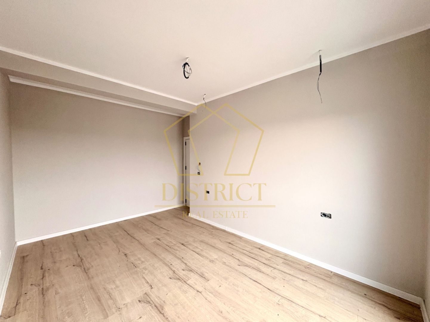 Duplex cu 4 camere, despărțit prin camera tehnica | Mosnita Veche - Poză 8