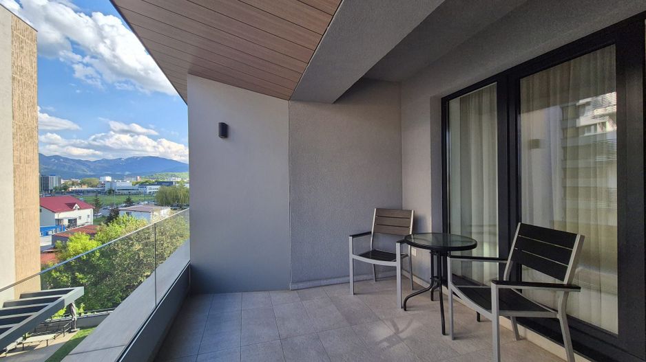 Zona Coresi, str. 13 Decembrie, apartament spațios, bloc nou, loc parcare - Poză 3