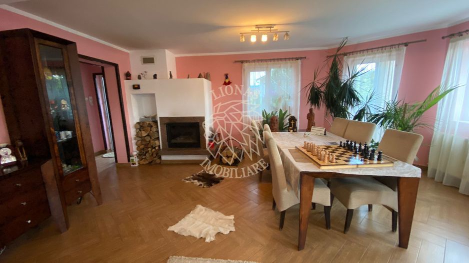 Casa 210 mp-garaj-curte amenajata-panouri solare-Ghinda - Poză 1