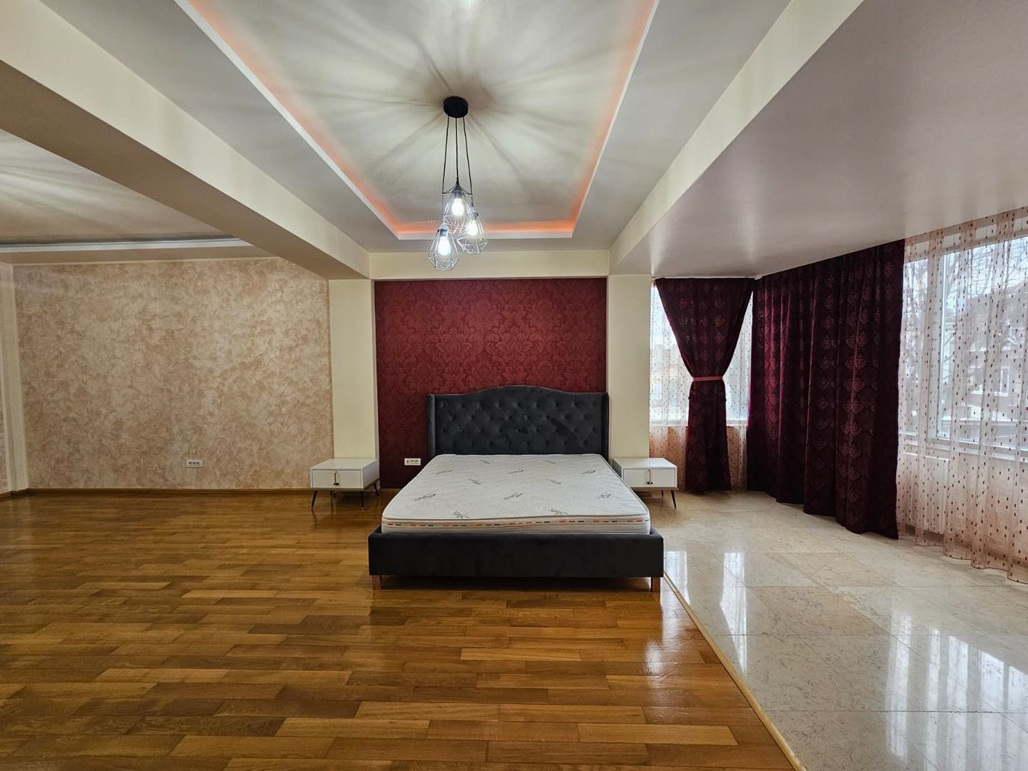 Vila generoasa de inchiriat intr o zona principala a orasului - Poză 11