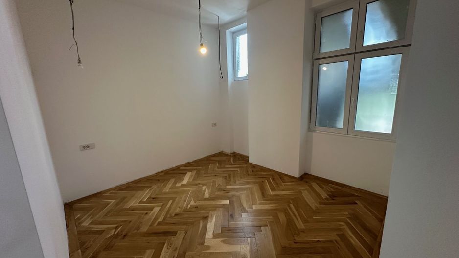 Apartament renovat în clădire istorică - are garaj - Poză 11
