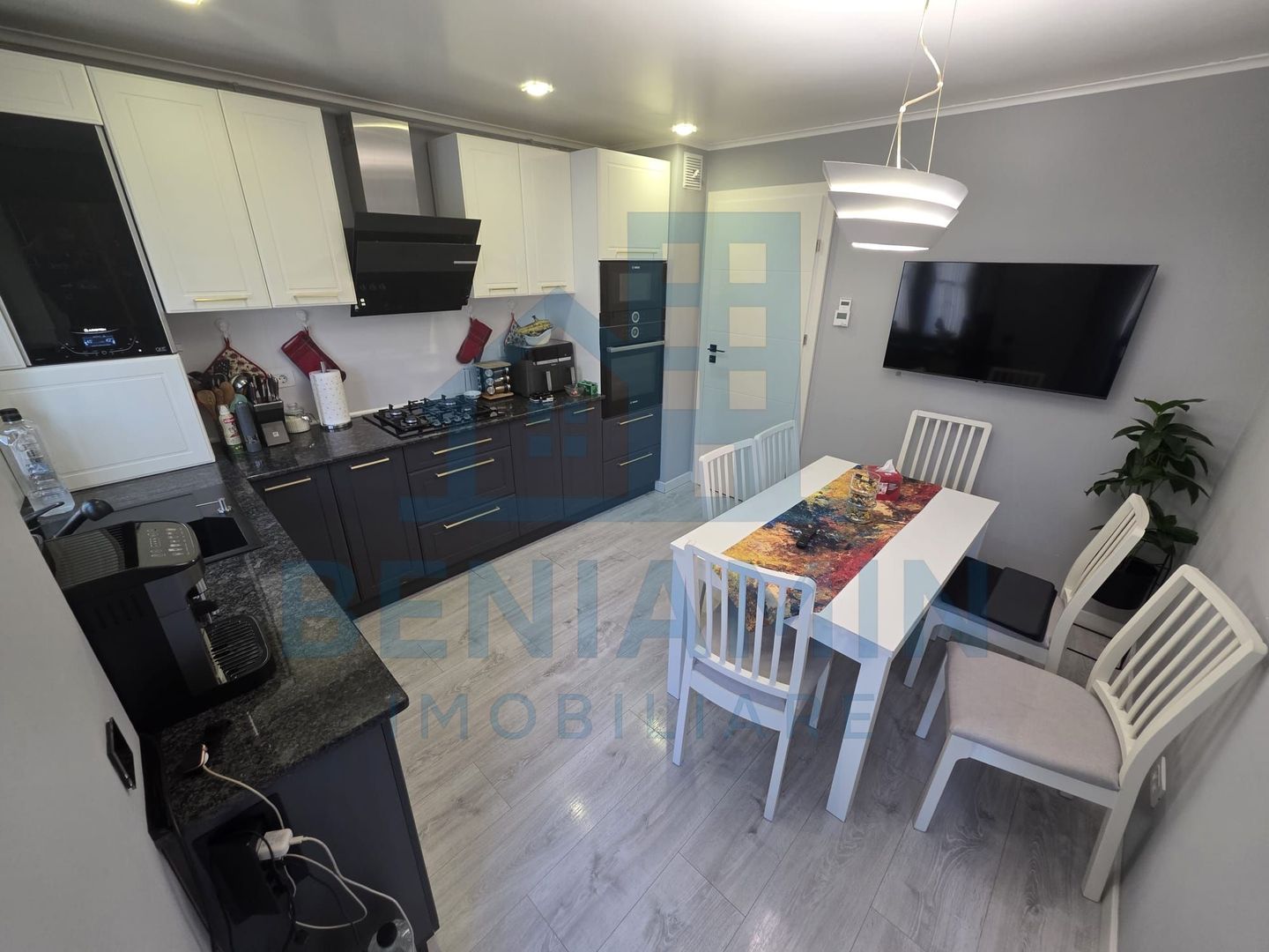 Trei camere decomandat ultra-renovat 2 bai Mcdonalds etaj 2 - Poză 3