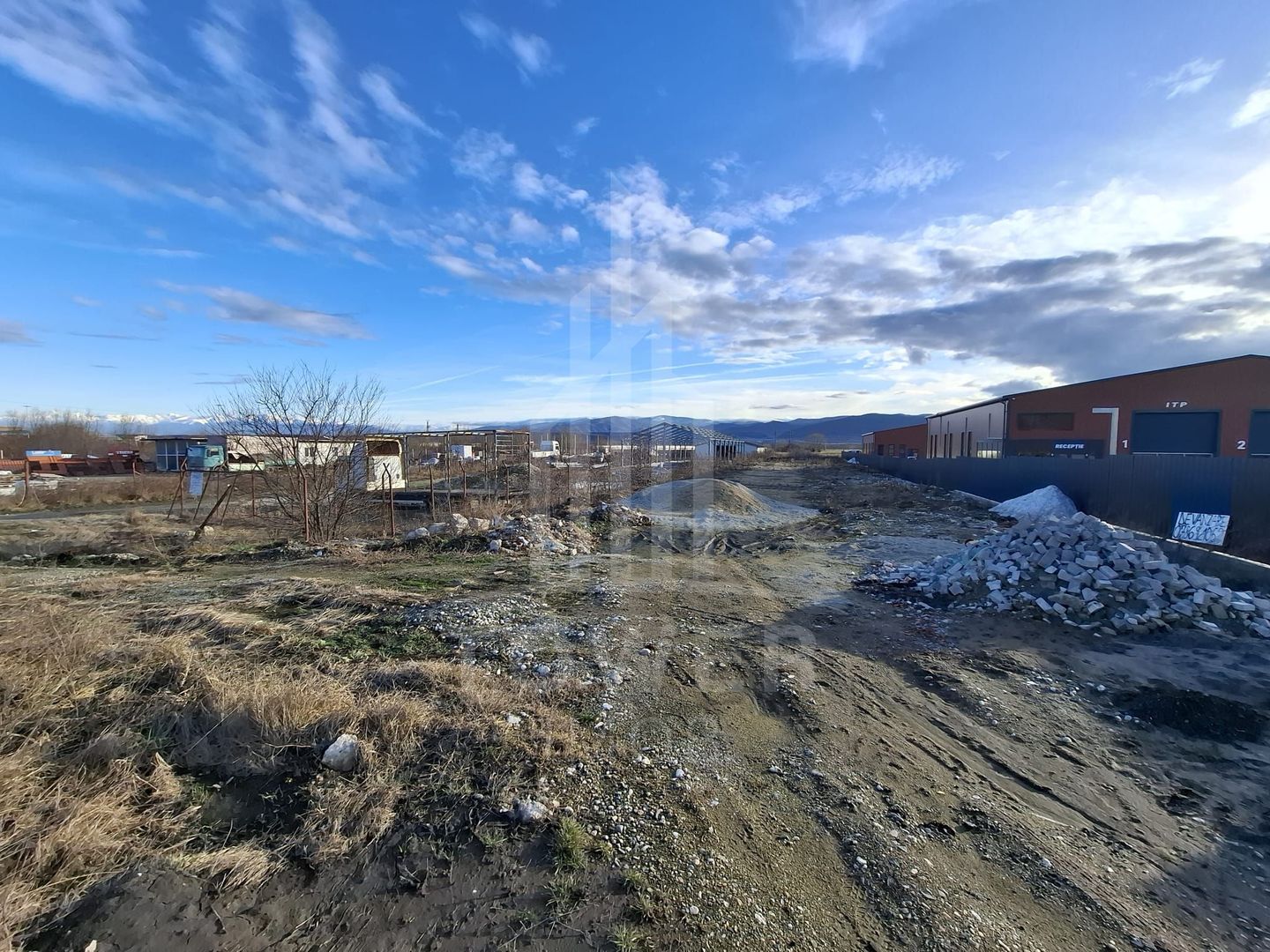 Teren intravilan la intrare in Cristian, pentru constructii industriale - Poză 9