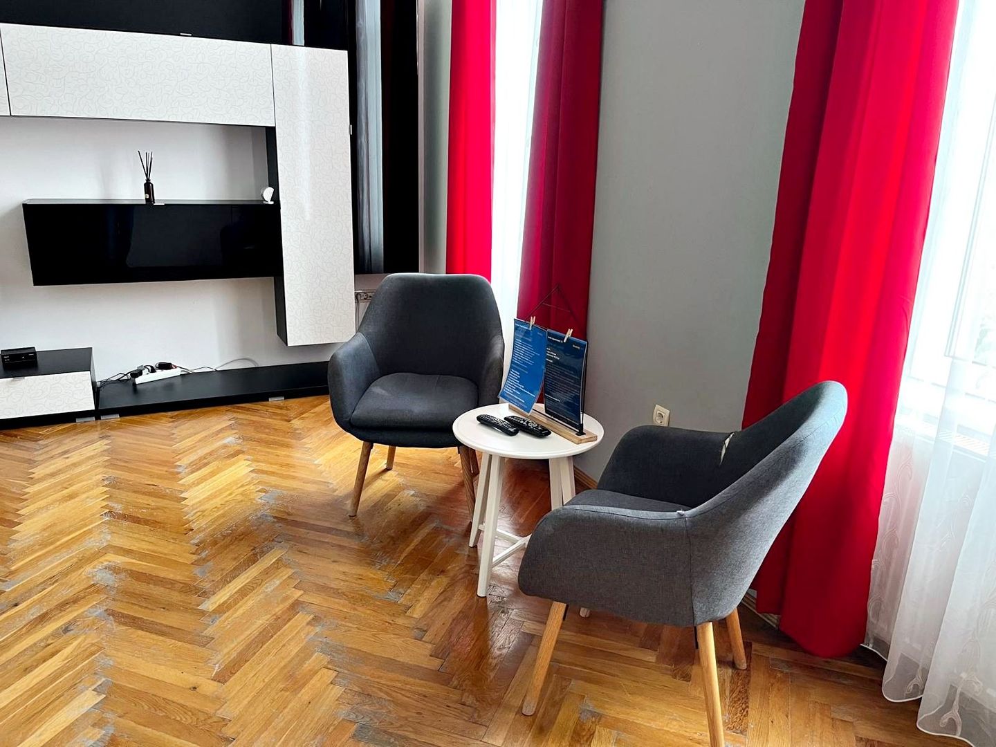 Zona Piața Unirii-Poarta Schei apartament spațios, mobilat complet - Poză 3