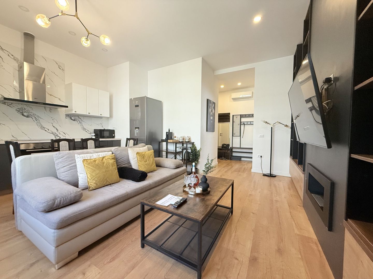 Apartament 2 camere, elegant si spațios, in Piața Victoriei - Opera - Poză 2