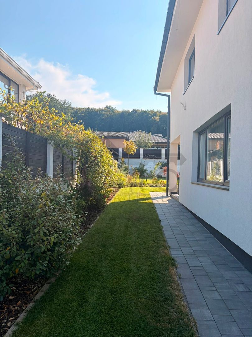 Acasă, aproape de pădure — casă cu grădină în stil britanic, de vânzare în Corunca - Poză 1