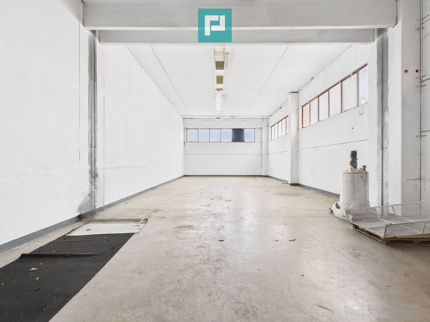 Hală de producție, cu birouri și teren, în Sebiș - Poză 3