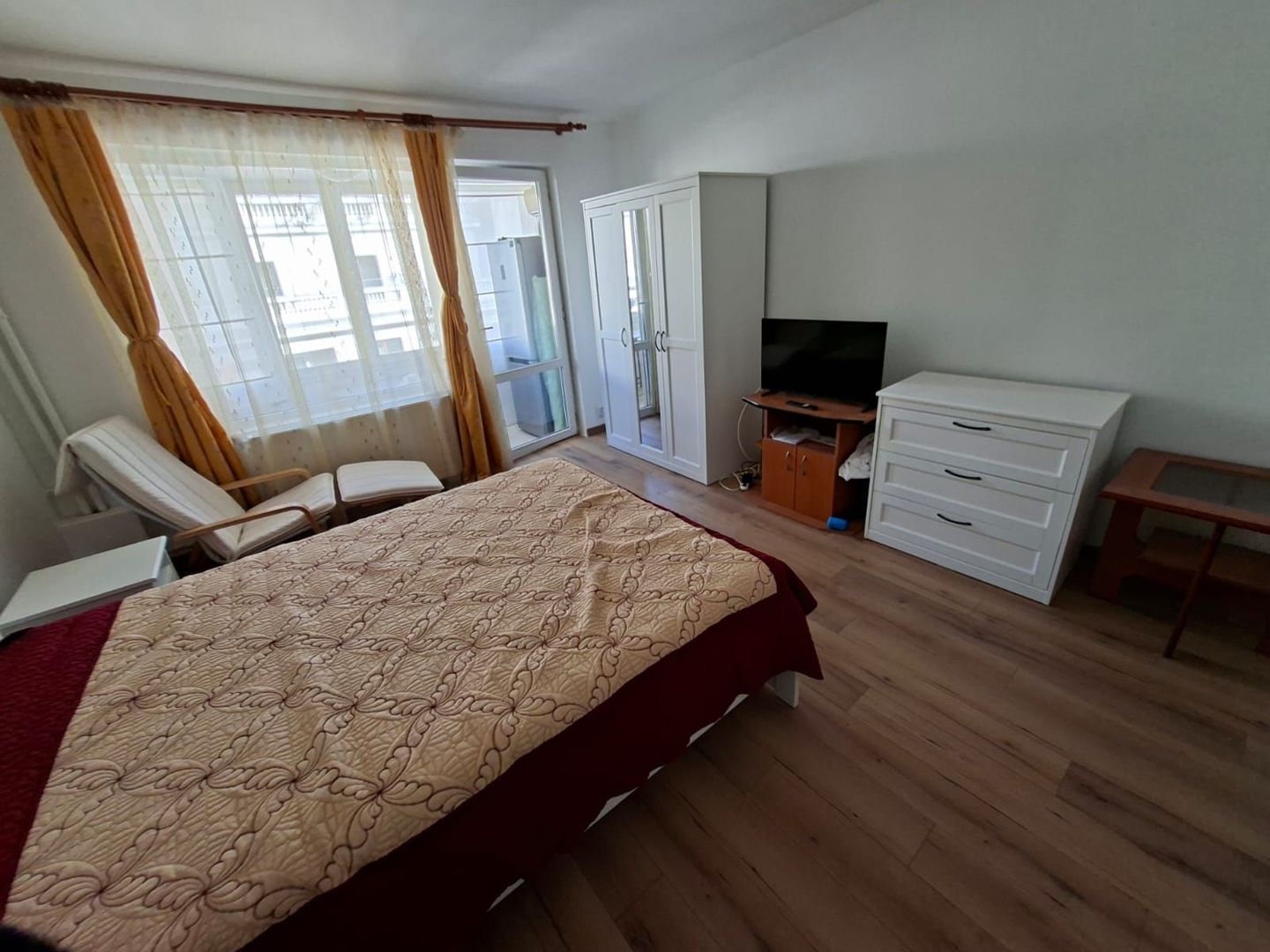 Garsoniera vis a vis de Athenee Palace nou renovata si mobilata - Poză 6