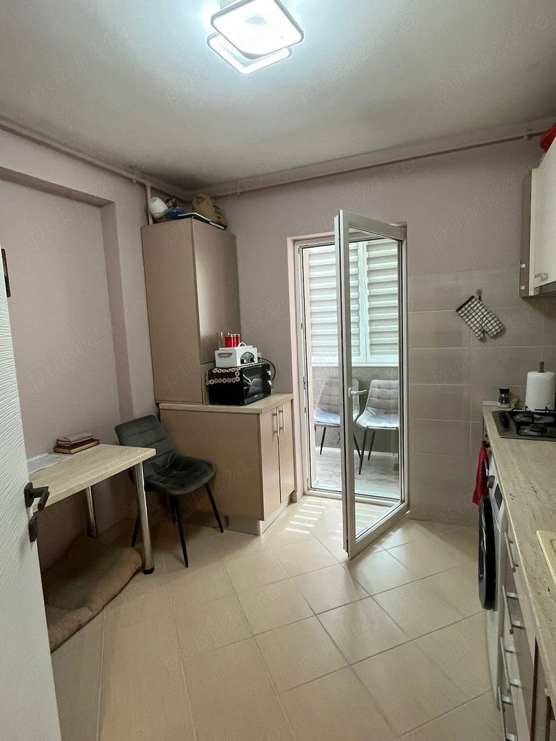 Apartament 2 camere decomandate, balcon, etaj intermediar, parcare - Poză 4