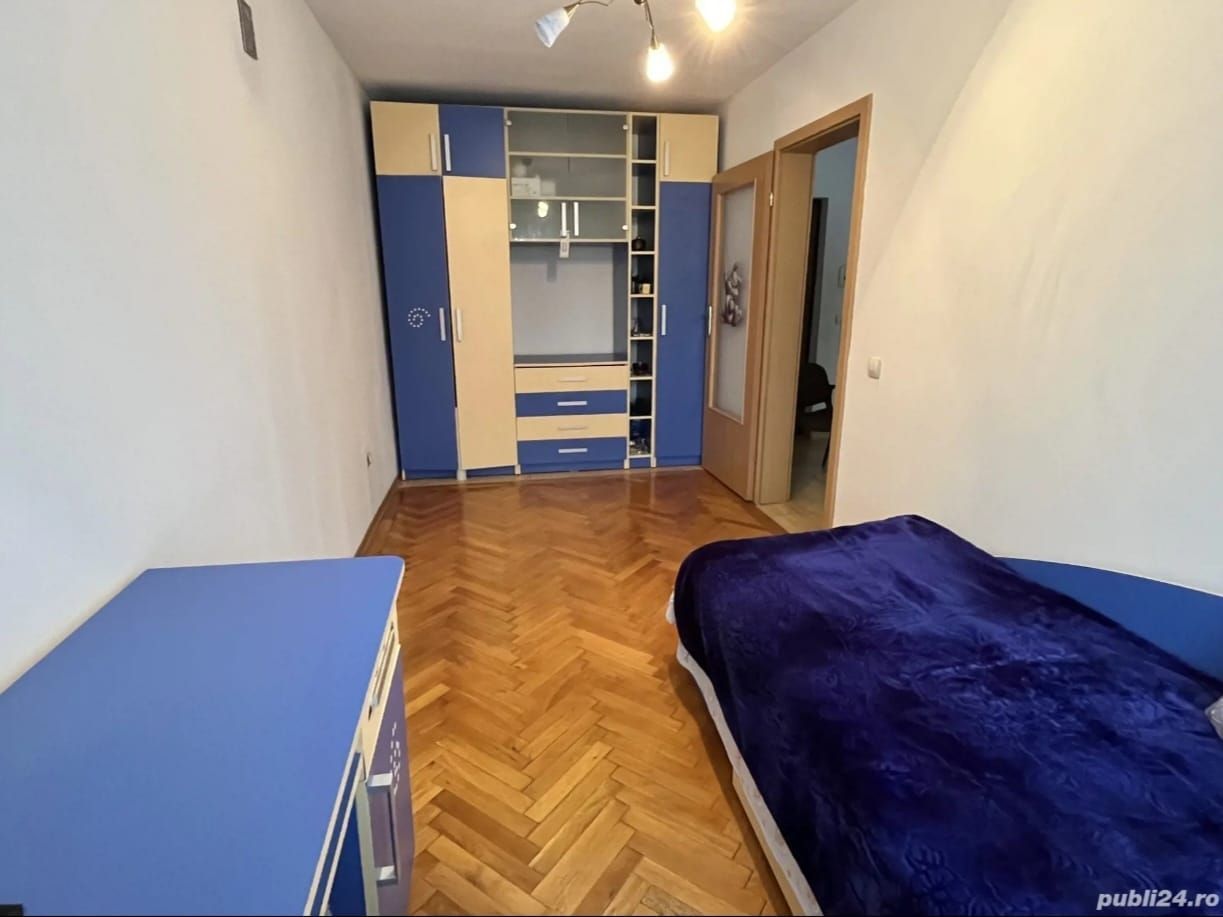 De vanzare apartament 3 camere Centru - Poză 2