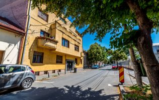 Apartament în centru cu acces auto și garaj propriu