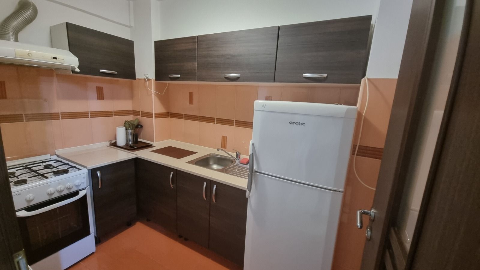 Garsonieră Titan, bloc reabilitat, etaj 7, balcon închis, mobilată - Poză 1