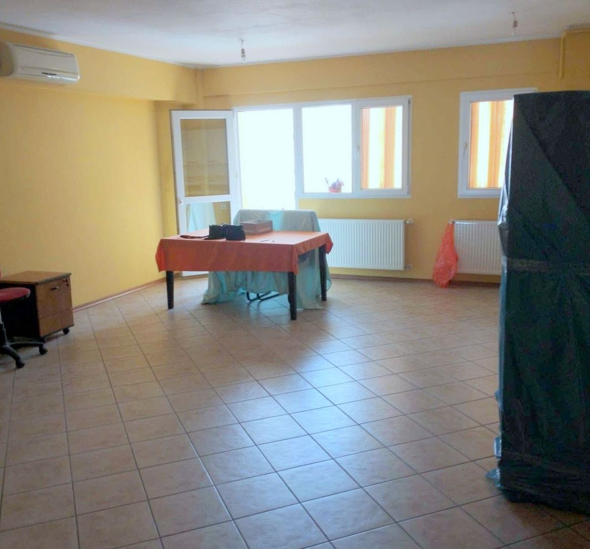 De vanzare apartament cu 3 camere, General, etaj 5/5 cu lift, 120.000 euro - Poză 3