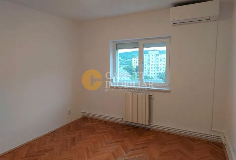 Etaj intermediar, 3 camere decomandat zona Alexandru cel Bun - Poză 2