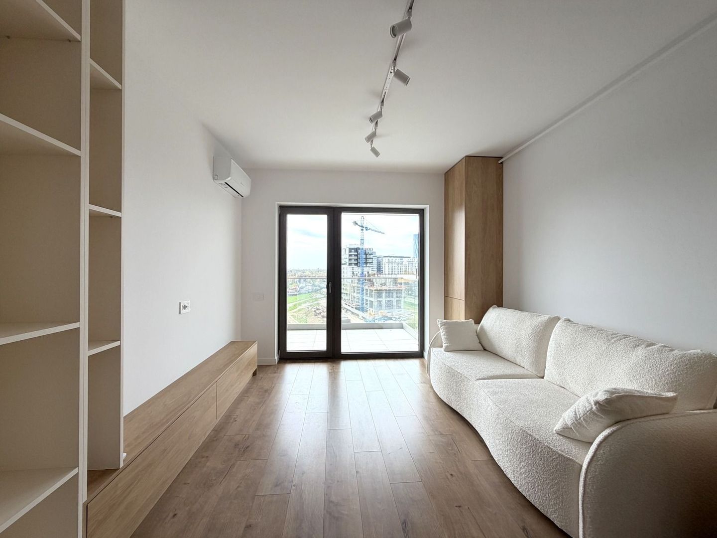 Studio mobilat si utilat | terasa 10 mp | Prima Vista Pipera-Barbu Vacarescu - Poză 1