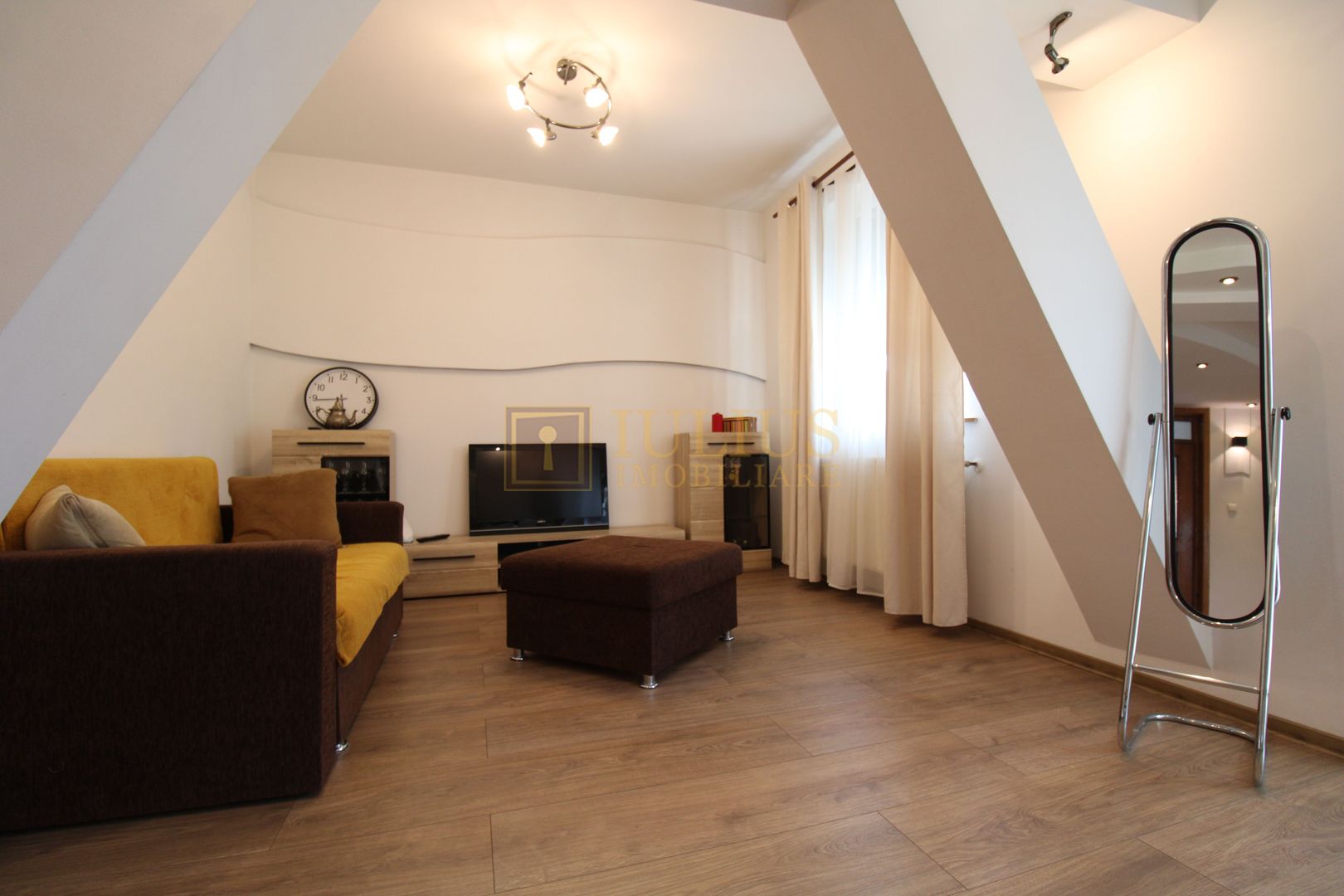 Casa in Blascovici, 5 camere + 3 bai, centrala proprie - Poză 3