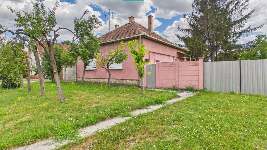 Casă cu 3 camere și teren de 1454 mp în Battonya - Poză 1