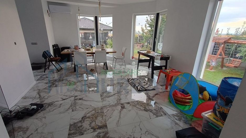 Casă de vânzare în Aroneanu, str. Busuiocului: 4 dormitoare, 3 băi, living open space, suprafață utilă 150 mp, teren 550 mp - Poză 4
