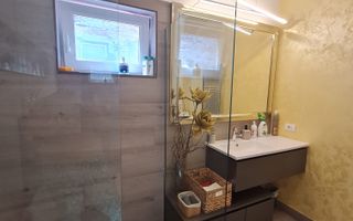 Vila deosebitǎ în zona centrala - Poză 15