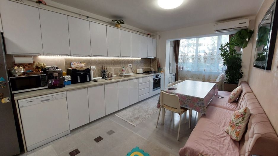 Apartament cu 3 camere, 2 balcoane și parcare, zona Floresti. - Poză 1
