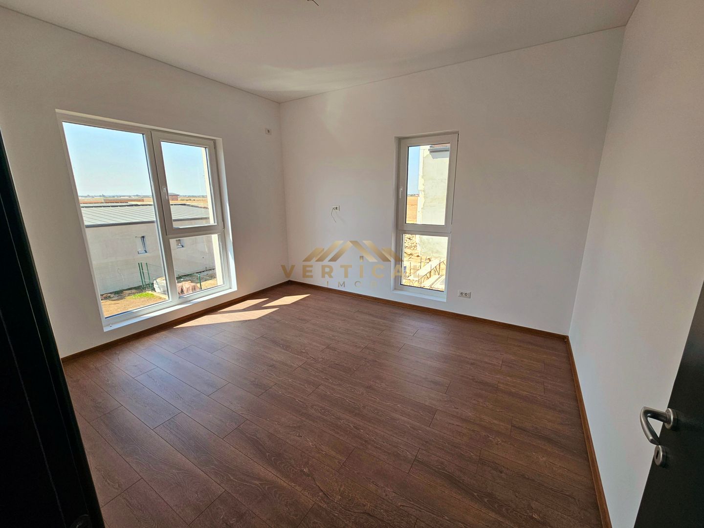 De vanzare vila 4 camere - cartier Mega Parc Residence -comuna Berceni - Poză 17