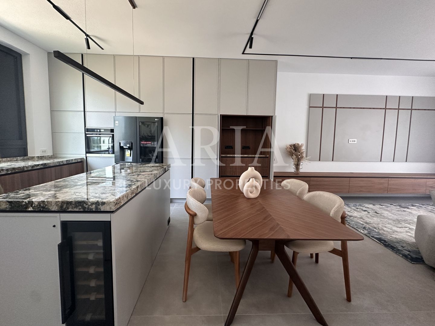 AVALON ESTATE TOWNHOUSE - Poză 2