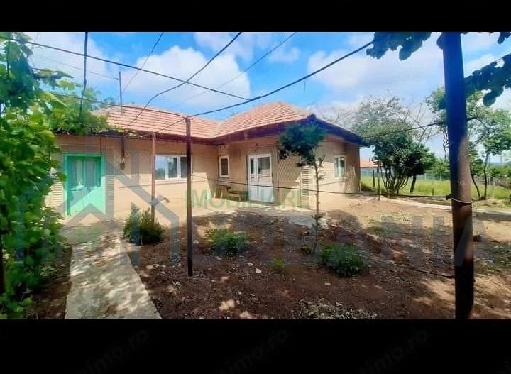 Vând casa cu 5camere în sat cîrja vaslui, teren 1900mp, apa trasa,curent, casa trebuie renovată, - Poză 3