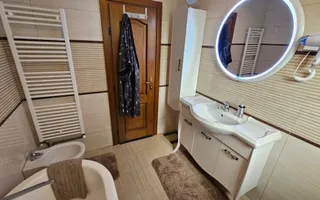 Casă deosebită, cu 5 camere, cu teren de 1132 mp – Cisnădioara - Poză 12