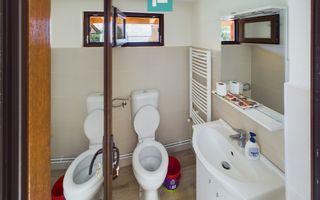 Casă cu 7 camere și 2 băi in Grădiște - Poză 23