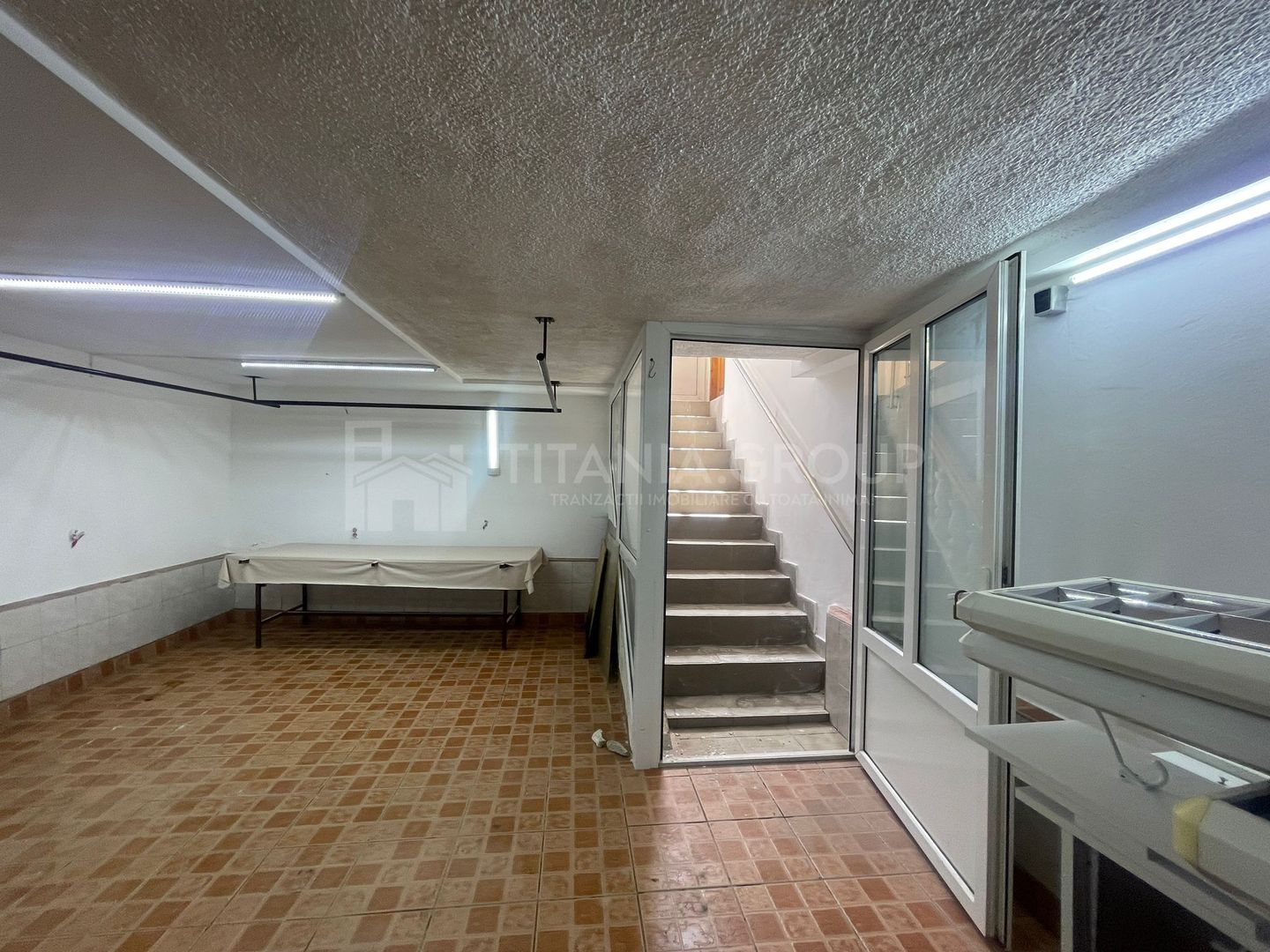 Spatiu comercial vad pietonal si auto. Pretabil salon/depozitare/crama - Poză 3