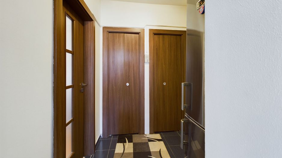 Apartament cu 2 camere renovat modern în Grădiște - Poză 2