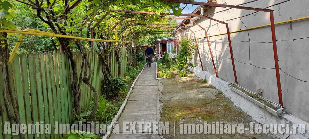 Casă de cărămidă, cu 4 camere, 417mp teren, lăngă Gara de Sud, Tecuci - Poză 4