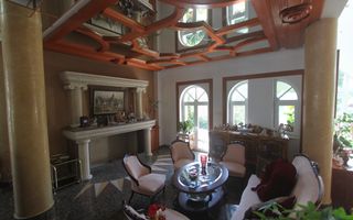 Casă / Vilă cu 8 camere de vânzare în zona Semicentral - Poză 1