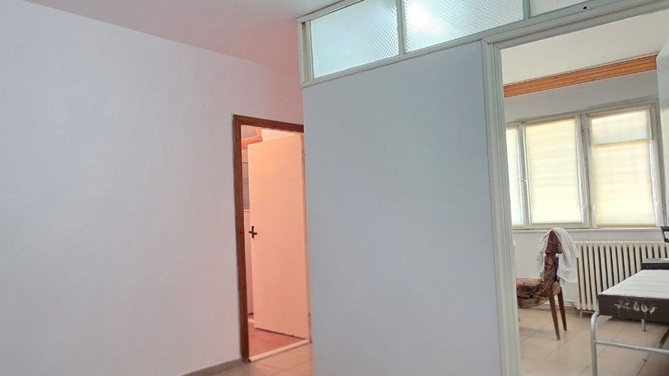 Apartament cu 3 camere, fost cabinet medical, parter, zona CUZA VODĂ; - Poză 1
