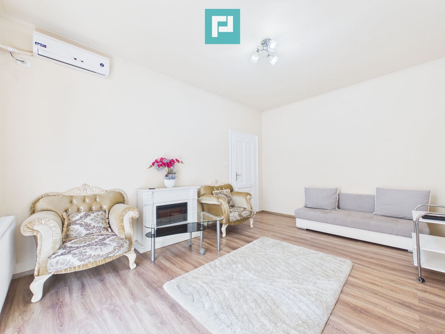 Apartament ultracentral, renovat, cu garaj - Poză 12