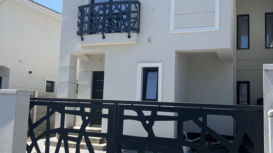 Jumătate de duplex premium, 120 mp utili, teren 256 mp, garaj și 3 dor - Poză 1