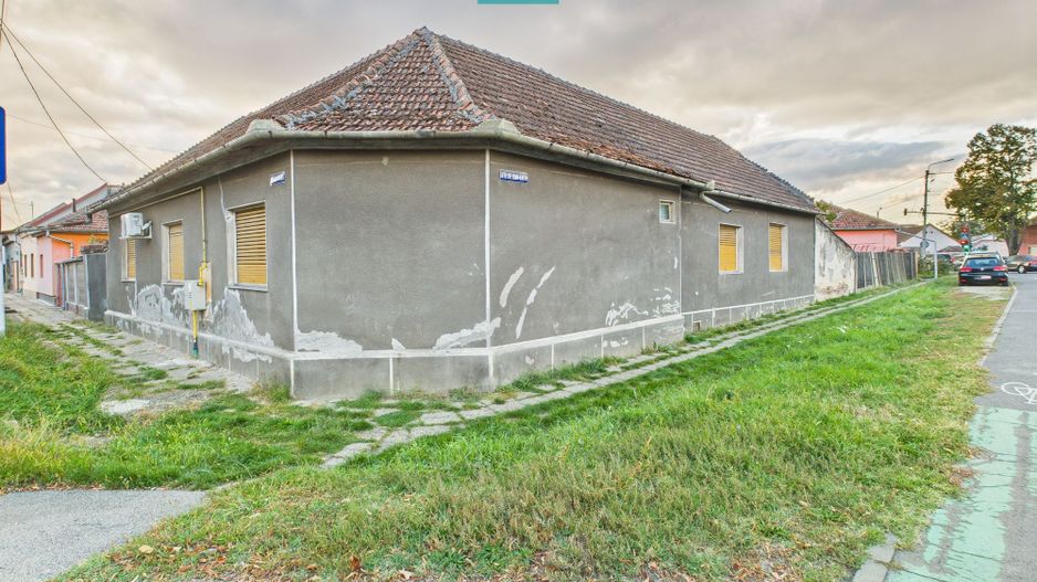 Casă cu 8 camere de renovat în Pârneava - Poză 2