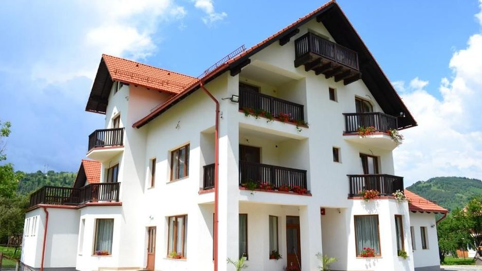 Oportunitate de Investiție – Hotel de Vânzare în Moieciu de Jos - Poză 1
