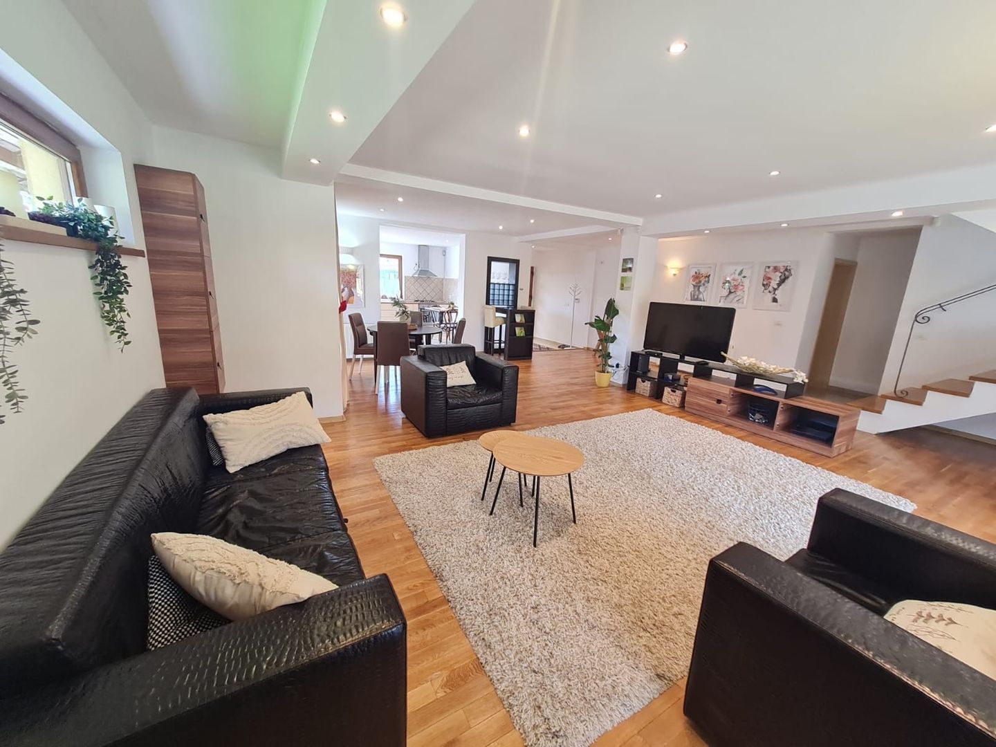 Vila spațioasă și recent renovată în Ghiroda! - Poză 1