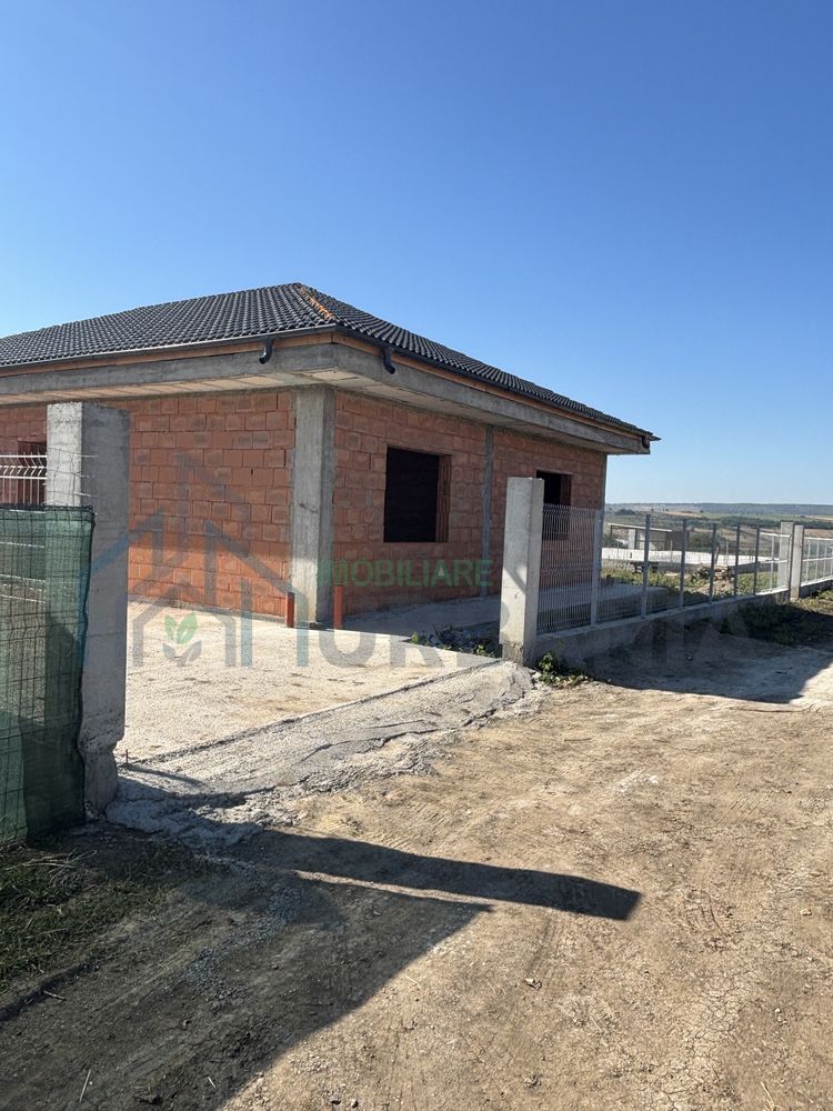 Casă la roșu cu beci de 30 mp și curte betonată, Târgu Frumos - Poză 2