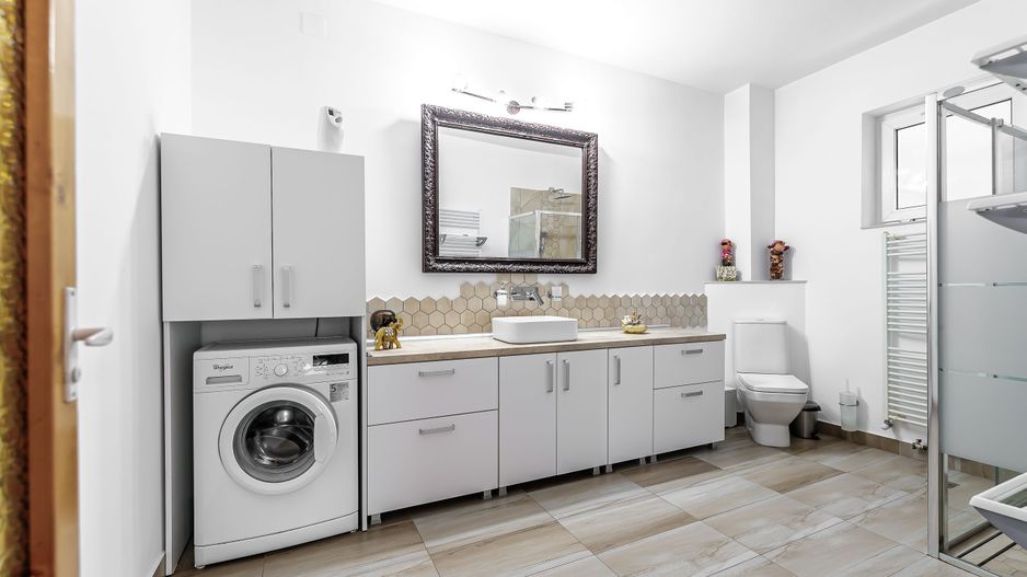 Casă generoasă cu două apartamente în Bujac - Poză 5