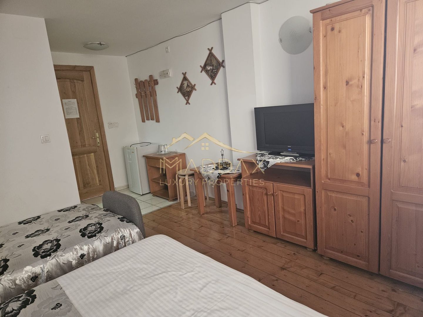 Pensiune 10 camere cu restaurant // Moieciu de Jos - Poză 29