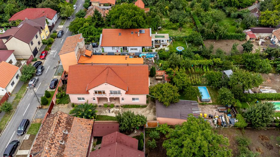 Casă generoasă cu două apartamente în Bujac - Poză 7