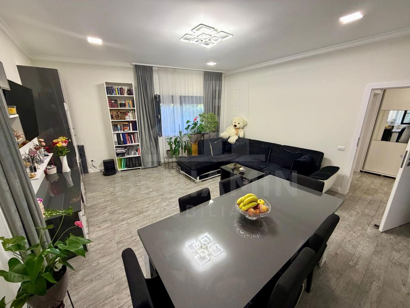 Apartament decomandat deosebit 3 camere 2 bai bloc 2020 cu parcare - Poză 2