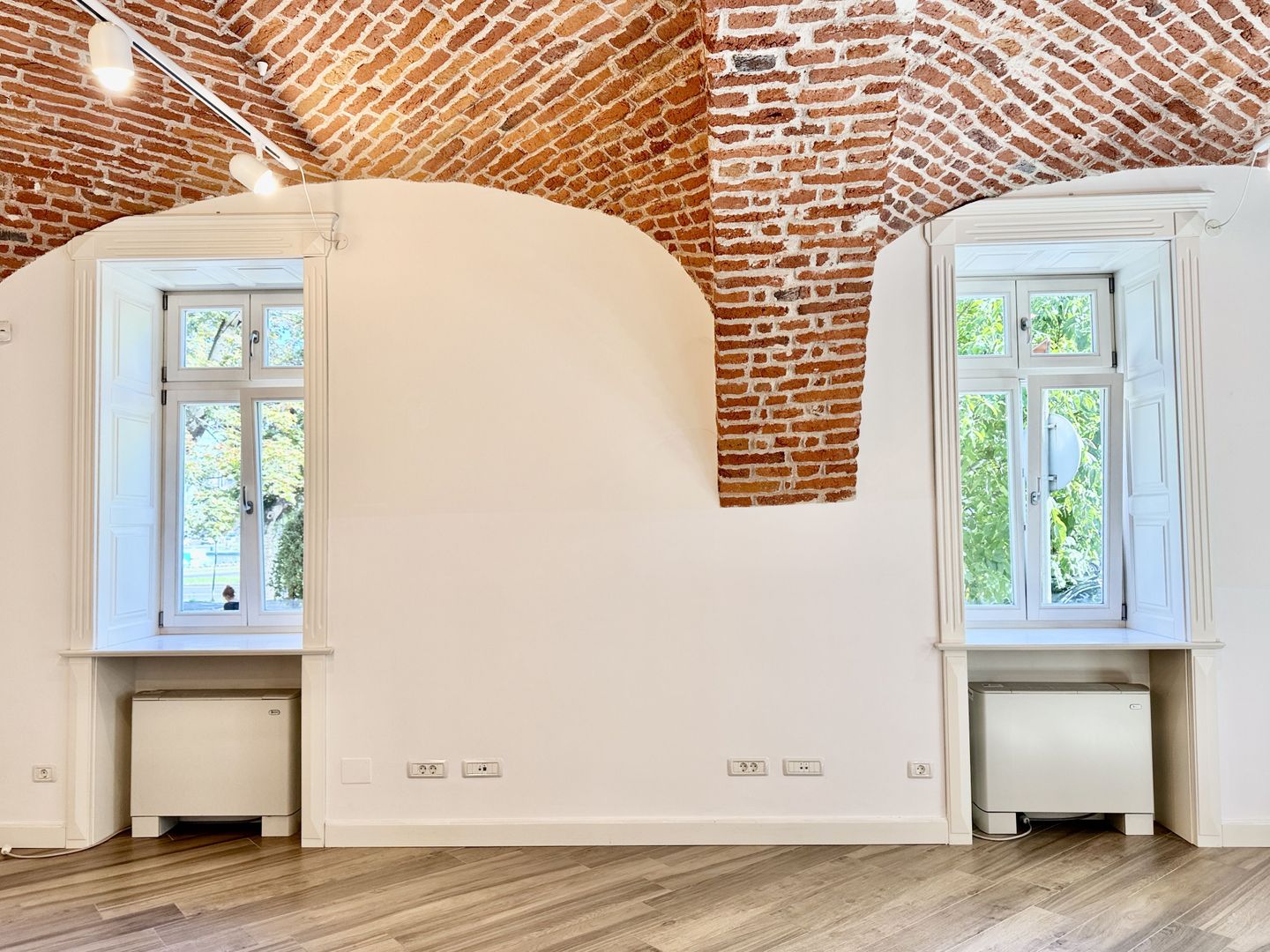 Spatiu birou in cladire istorica restaurata - Poză 11